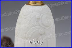 Rare pied de lampe Art Déco en opaline de Baccarat création Dunaime Lamp base