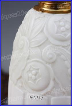 Rare pied de lampe Art Déco en opaline de Baccarat création Dunaime Lamp base