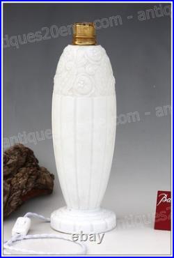 Rare pied de lampe Art Déco en opaline de Baccarat création Dunaime Lamp base