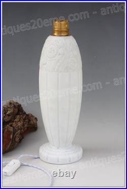 Rare pied de lampe Art Déco en opaline de Baccarat création Dunaime Lamp base