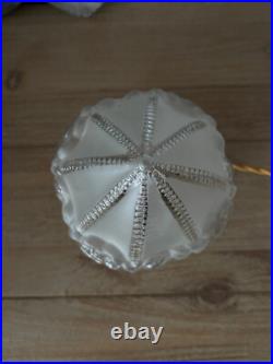 Superbe lampe globe en verre dépoli, motif perle et rose style Art déco