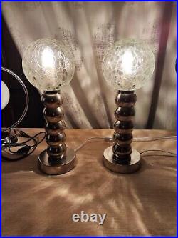 Une Paire De Jolies Lampes Vintages En Laiton Nickelé Avec Globe Pressé Moulé