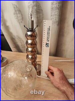 Une Paire De Jolies Lampes Vintages En Laiton Nickelé Avec Globe Pressé Moulé