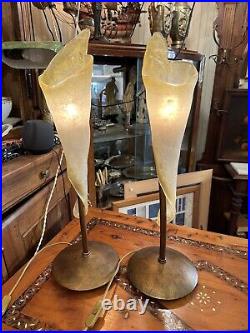 Une superbe paire de lampes design Italien bronze patiné et pate de verre